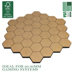 Może przedstawiać: Zestaw sześciokątnych płytek do gier wykonanych z jasnobrązowego drewna, ułożonych w wzór plastra miodu. Obraz zawiera tekst "IDEAL FOR 20-30MM GAMING SYSTEMS" oraz logo FSC, wskazujące, że produkt pochodzi z dobrze zarządzanych lasów.