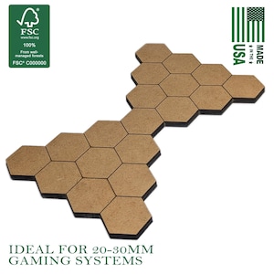 Pode incluir: Um conjunto de peças de jogo hexagonais castanhas claras com bordas escuras, dispostas em um padrão conectado. As peças são feitas nos EUA e são ideais para sistemas de jogos de 20-30 mm. O logotipo FSC é visível.