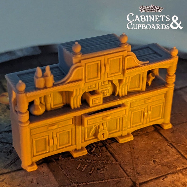 Pode incluir: Um arm&aacute;rio de madeira em miniatura detalhado com uma gaveta e portas, pintado em uma cor marrom quente. Tem uma prateleira superior e detalhes decorativos, perfeito para jogos de mesa.