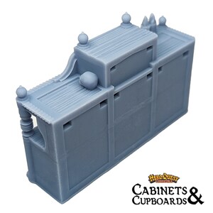 Pode incluir: Um modelo de pl&aacute;stico cinza de um conjunto de arm&aacute;rios e arm&aacute;rios, projetado para ser compat&iacute;vel com HeroQuest. O modelo tem um design detalhado com v&aacute;rias portas e prateleiras.
