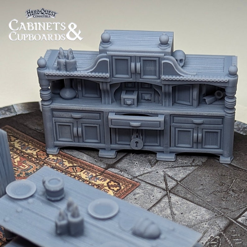 Pode incluir: Um arm&aacute;rio de madeira em miniatura cinza detalhado com uma gaveta e prateleiras. O arm&aacute;rio tem uma fechadura e uma fechadura. O arm&aacute;rio est&aacute; em um piso de pedra cinza com um tapete.