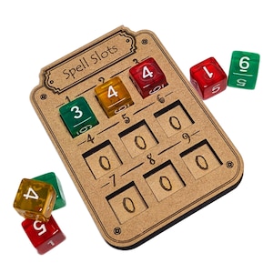 Peut inclure: Un plateau de jeu en bois "Spell Slots" avec des emplacements numérotés et des dés. Le plateau porte le texte "Spell Slots" en haut. Il y a plusieurs dés colorés avec des chiffres, dont des dés rouges, verts et jaunes.