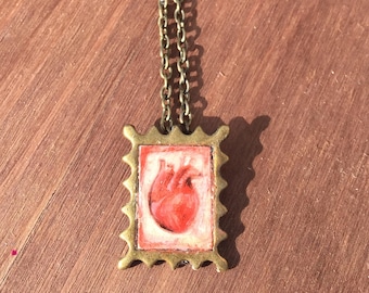 Origineel miniatuur schilderij van een menselijk hart. Draagbare kunst. Unieke statement-sieraden. Nek kunst. Aangepaste ketting. Hart schilderij.