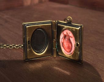 Medallón de corazón pintado a mano. Pintura en miniatura original. Joyería de recuerdo única y llamativa. Corazón humano. Arte usable arte del cuello.