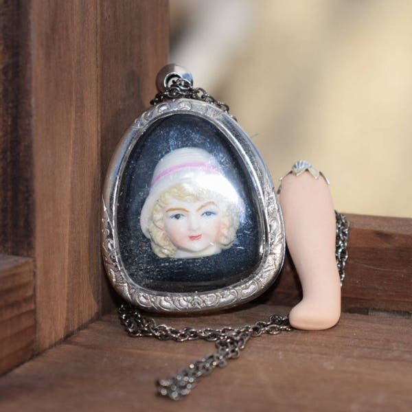 Poupée aime le collier de pièces de poupée vintage fait à la main avec un beau collier de déclaration de charme mignon effrayant art portable.