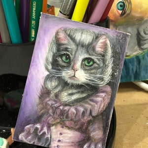 美しいオリジナルアート - ATC ACEO アーティストトレーディングカード。猫の女王マリー・アントワネット - 歴史上の猫の色鉛筆 - ファンタジーイラスト。