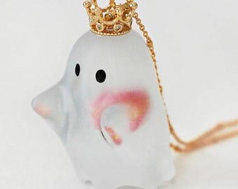 Kawaii Ghost Necklace – Frosted Resin Pendant with Gold Crown