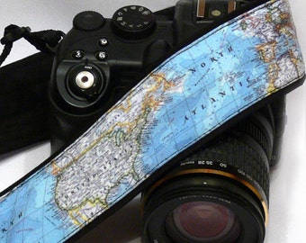 Tracolla per fotocamera da uomo blu con mappa del mondo. Tracolla per fotocamera DSLR. Tracolla per fotocamera personalizzata, regalo personalizzato per fotografo