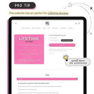 Pu&ograve; includere: Uno screenshot di un sito web rosa e bianco che mostra un elenco di prodotti digitali per l'accesso a vita ai prodotti digitali di un negozio. Il testo sullo schermo recita "Accesso a vita" e "Sentiti libero di aggiungere qualsiasi articolo a &euro; 0 con l'iscrizione!" Il testo indica anche che gli account a vita non scadono e che l'acquisto include l'accesso a tutti gli articoli attuali, oltre a qualsiasi nuova versione per la durata della vita del negozio. Il sito web offre anche un'opzione di accesso annuale per &euro; 15. Il testo "scorri verso il basso sulla homepage" &egrave; in un'icona di lampadina.