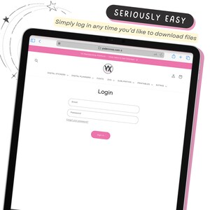 Pu&ograve; includere: Uno screenshot di una pagina di accesso a un sito web con il testo "SERIOUSLY EASY" e "Simply log in any time you'd like to download files" in alto. Il sito web si chiama "yodercross.com" e ha uno schema di colori rosa e bianco. Il modulo di accesso ha campi per l'email e la password, e un pulsante che dice "Accedi".