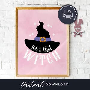 以下が含まれることがあります： 黒の魔女の帽子と「100％ that witch」というテキストが書かれたピンクの印刷可能なポスターです。