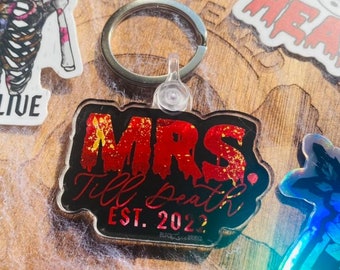 Mrs. Till Death 2022 Acryl sleutelhanger - Zwart Kant Bruiden - Verloofd AF - Alternatieve Bruid - Halloween Bruid