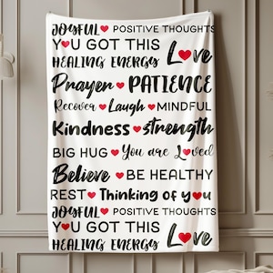 Könnte beinhalten: Weiße Wurfdecke mit schwarzem Text und roten Herzen. Der Text lautet "Joyful Positive Thoughts You Got This Healing Energy Love Prayen Patience Recover Laugh Mindful Kindness Strength Big Hug You Are Loved Believe Be Healthy Rest Thinking Of You Joyful Positive Thoughts You Got This Healing Energy Love"