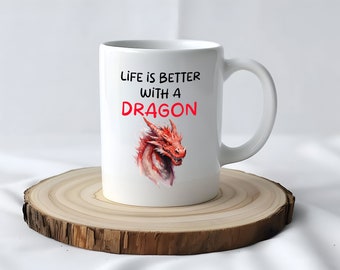 Puede incluir: Taza de cerámica blanca con una ilustración de dragón rojo y el texto "Life is better with a dragon".