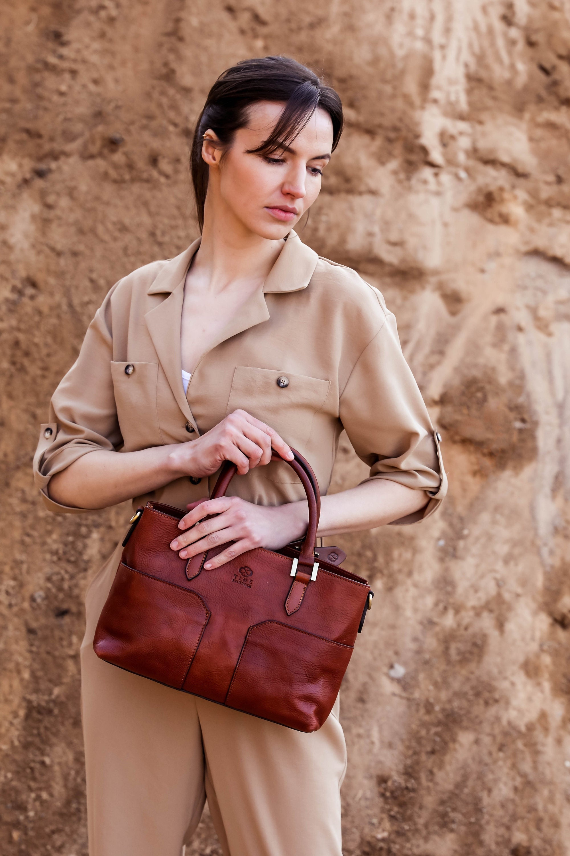 leather shoulder bag with pockets
