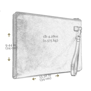 Puede incluir: Bolso de mano rectangular con correa de mu&ntilde;eca, presentado en un estilo de boceto. El bolso mide aproximadamente 34 cm de ancho y 24 cm de alto, y pesa 0,575 kg. La imagen incluye medidas.