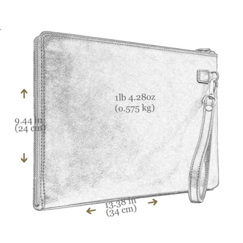 Puede incluir: Bolso de mano rectangular con correa de mu&ntilde;eca, presentado en un estilo de boceto. El bolso mide aproximadamente 34 cm de ancho y 24 cm de alto, y pesa 0,575 kg. La imagen incluye medidas.