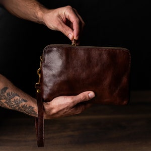 Pochette en cuir marron pour homme, sac à main en cuir véritable, sac de poignet pour homme, bracelet avec fermeture éclair, portefeuille en cuir, cadeau d'anniversaire pour petit ami Brown