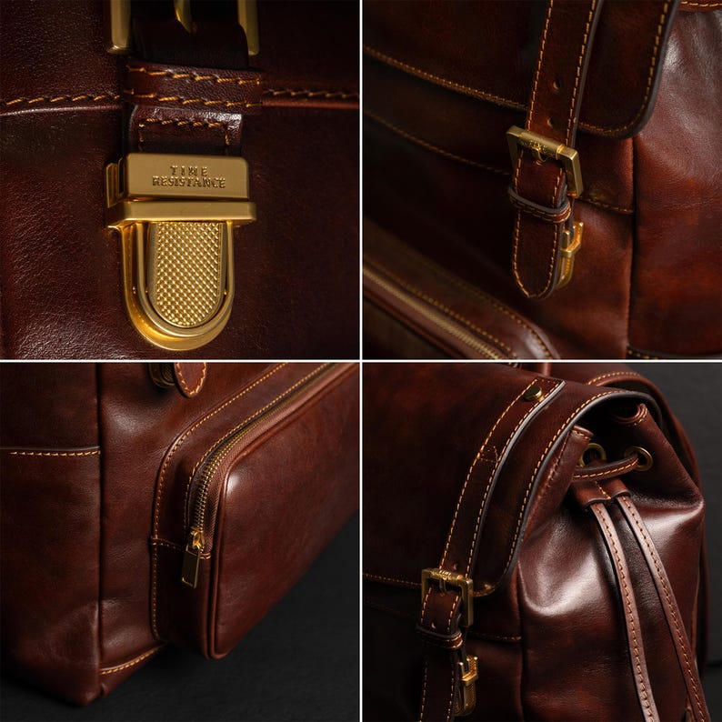 K&ouml;nnte beinhalten: Eine dunkelbraune Ledertasche mit goldfarbenen Metallbeschl&auml;gen, darunter ein Druckknopfverschluss mit der Pr&auml;gung TIME RESISTANCE, verstellbare Schnallenriemen, eine Au&szlig;entasche mit Rei&szlig;verschluss und ein Kordelzug mit Lederb&auml;ndern.
