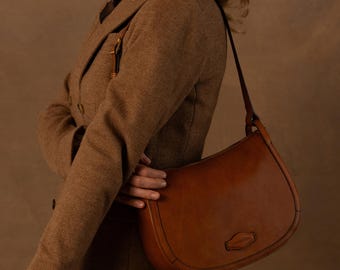 Bolsa Hobo em Couro Legítimo Curtido Vegetalmente, Alça de Ombro Ajustável, Elegância Atemporal, Presente Ideal para Ela