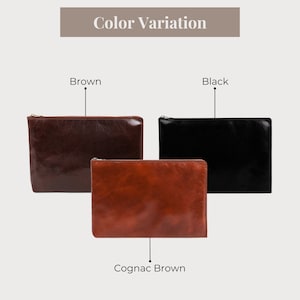 Puede incluir: Tres estuches con cremallera de cuero en marr&oacute;n, negro y marr&oacute;n co&ntilde;ac. La imagen est&aacute; etiquetada como "Color Variation". Cada estuche es rectangular y tiene cierre de cremallera.