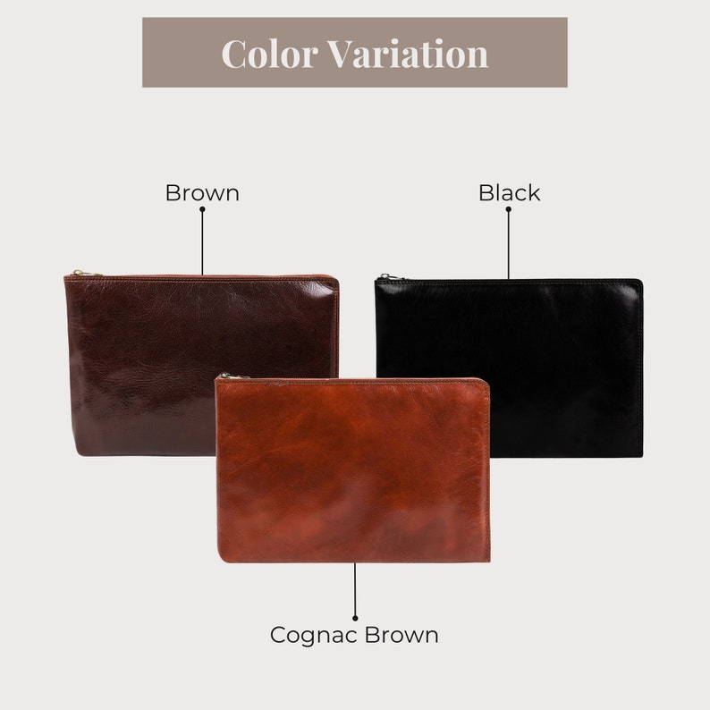 Puede incluir: Tres estuches con cremallera de cuero en marr&oacute;n, negro y marr&oacute;n co&ntilde;ac. La imagen est&aacute; etiquetada como "Color Variation". Cada estuche es rectangular y tiene cierre de cremallera.