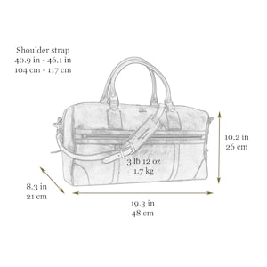 K&ouml;nnte beinhalten: Eine braune Ledertasche mit Schultergurt und Tragegriff. Die Tasche ist 49 cm breit, 26 cm hoch und 21 cm tief. Sie wiegt 1,7 kg.