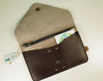 Purse and card holder with zipper pocket, 16 x 10 cm (6,3 x 4 inch), in dark chocolate and sand color leather.