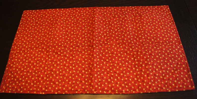 Green /& Beige Vintage Santa Design \u2013 QUILTED TABLE RUNNER \u2013 Red