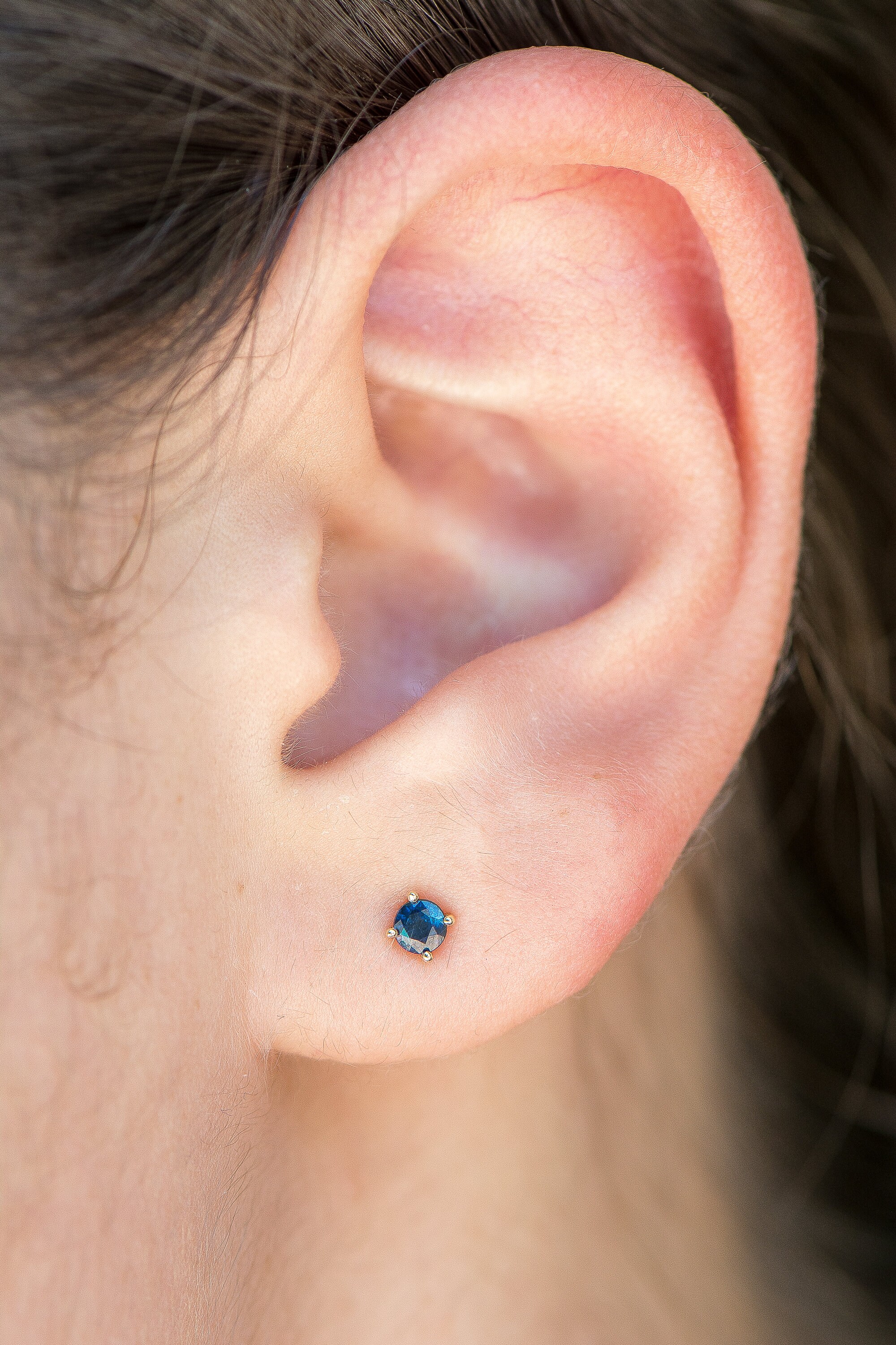 Boucles D'oreilles Rétro Clous Or Avec Pierre Bleue Saphir - Modèle 4214 En Alliage