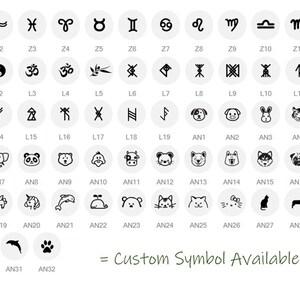 Pu&ograve; includere: Un grafico di 32 simboli diversi, tra cui segni zodiacali, simboli religiosi, animali e altri disegni. I simboli sono disposti in una griglia con etichette sotto ciascuno. Il testo "Custom Symbol Available" &egrave; in fondo al grafico.