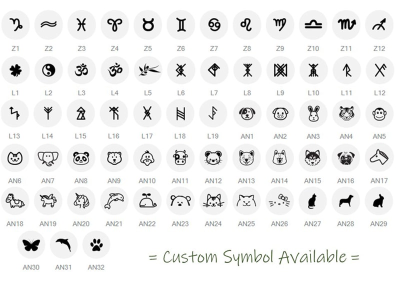 Pu&ograve; includere: Un grafico di 32 simboli diversi, tra cui segni zodiacali, simboli religiosi, animali e altri disegni. I simboli sono disposti in una griglia con etichette sotto ciascuno. Il testo "Custom Symbol Available" &egrave; in fondo al grafico.