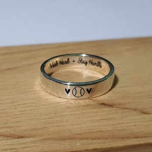 Anillo de plata esterlina maciza de 4 mm ANILLO INSPIRADOR PERSONALIZADO, anillo con corazón grabado del equipo de béisbol, anillo motivacional con cita y palabras amables y humildes
