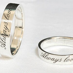 Pu&ograve; includere: Due fedi nuziali d'argento con l'iscrizione "Always love you" incisa sulla parte esterna delle fedi.