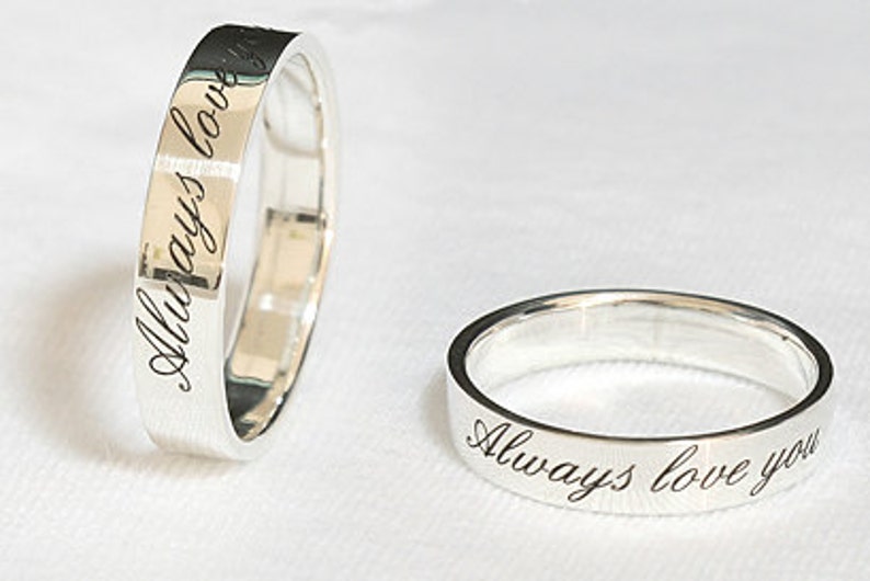 Pu&ograve; includere: Due fedi nuziali d'argento con l'iscrizione "Always love you" incisa sulla parte esterna delle fedi.