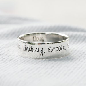 Anillo personalizado de 6 mm para ella, anillo grabado personalizado, anillo con nombre familiar, anillos grabables para mamá, anillos con nombre para niños para madre, aniversario para esposa.