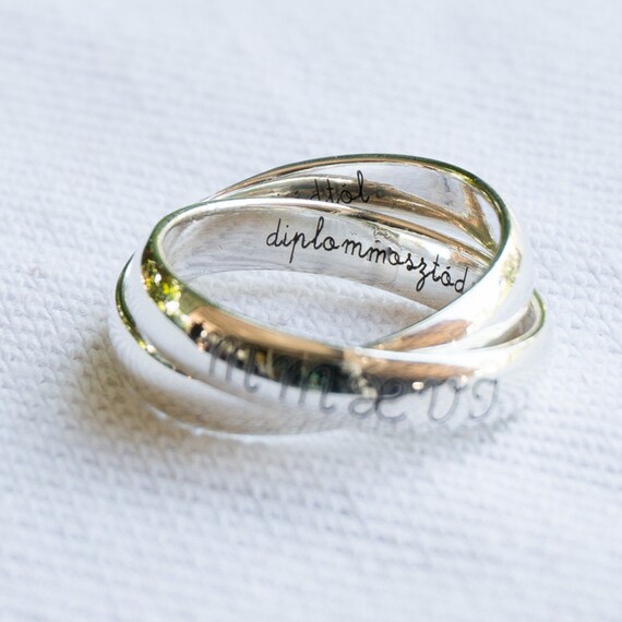 Wedding rings linked together | Beachweddingtips.com