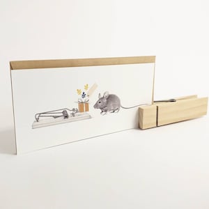 CARTOLINA.TOPO.TRAPPOLA.Pacco regalo con la trappola.Topolino.Cartolina con busta.Stampa.Auguri scherzosi. Attenti al regalo! Stampa giclée.
