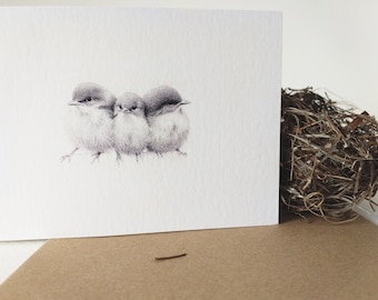 POSTAL.TARJETA.PAJARITOS.Tarjeta de felicitación.Tres pajaritos.Nacimiento.Bautismo.Impresión de un dibujo a lápiz.Tarjeta con sobre.