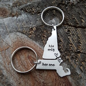 Porte-clés État personnalisé Her One His Only 2 États, cadeau estampé à la main, cadeau relation longue distance, cadeau pour couples, cadeau pour petit ami, petite amie