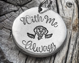 Puede incluir: Etiqueta de memorial de mascota de plata con el texto "With Me Always" y una silueta de un perro con alas de ángel.