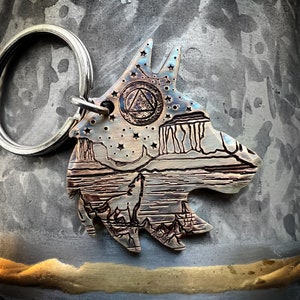 Llavero de bronce antiguo con forma de lobo que dice sobriedad, moneda de sobriedad, regalo de sobriedad alcohólica, regalo de sobriedad para él y para ella, recuperación de NA