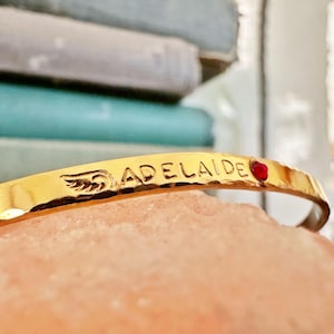 Bracelet manchette commémoratif personnalisé avec nom aile d&#39;ange et pierre de naissance, bijoux de fausse couche, bijoux du souvenir, cadeau estampé à la main