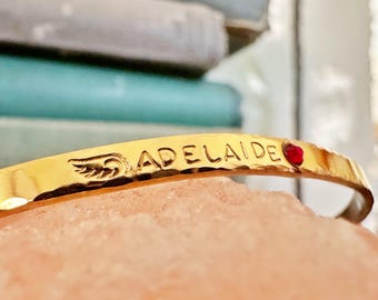 Personalisiertes benutzerdefiniertes Manschettenarmband mit Namen Engelsflügel und Geburtsstein, Fehlgeburtsschmuck, Erinnerungsschmuck, handgestempeltes Geschenk