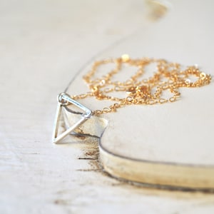 Silber Dreieck Halskette Zierliche Anhänger Halskette auf 18 Zoll 14 k Gold Filled Kette Minimalist Schmuck Hochzeit Geburtstag Anniversar