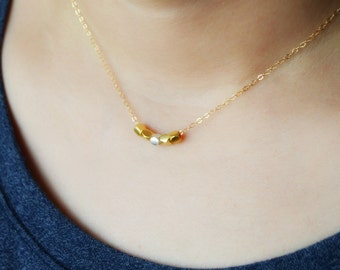 Collar de pepitas delicadas Pepitas de oro y plata esterlina en cadena rellena de oro de 14 k Joyería minimalista Boda Día de la Madre Collar diario Simple