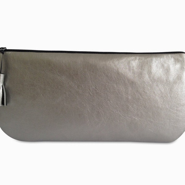 Clutch, Lederimitat Silber mit Quast