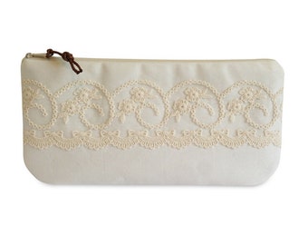 Clutch, Ivory mit beiger Spitze "Schleife"