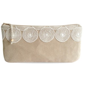Clutch, imitazione camoscio beige con punta bianca n. 1