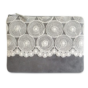 Clutch, Wildlederimitat grau mit Spitze Nr. 1 Bild 1